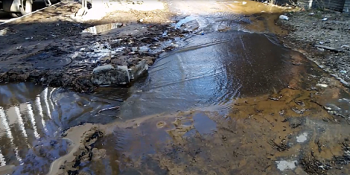 Потоки воды заливают улицу Ижорскую