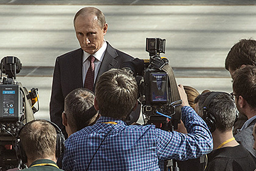 Путин потребовал уберечь СМИ от репрессий