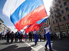 День флага РФ в Петербурге отметят литературно-музыкальным концертом и лазерным спектаклем