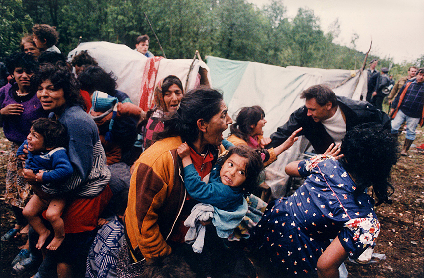 Женщины и дети спасаются от облавы милиции на цыганский табор в лесу недалеко от Москвы, 1993 год. Правоохранительные органы обнаружили тогда документы, деньги и драгоценности, по всей видимости украденные у иностранцев.