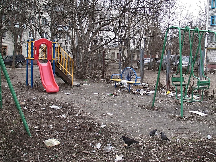 Мусорный ветер, дым из трубы.