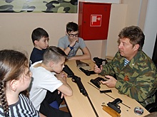 На занятиях в ВСК «Морской пехотинец» ребята учатся укладывать парашюты