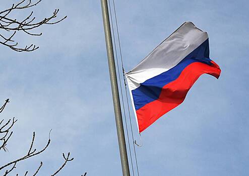 Российский флаг вывесили на территории посольства Украины в Москве