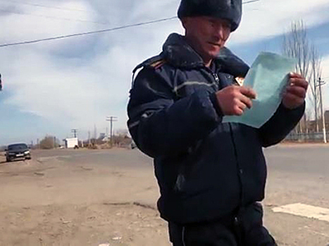 Видео: Киргизские гаишники штрафуют себя сами