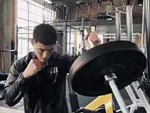 Бивол упражняется со штангой, Эргашев лупит покрышку, ринг-гёлз UFC Fight Night 178 — соцсети