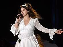 Лану Дель Рей обругали в сети за появление в белом платье на свадьбе подруги