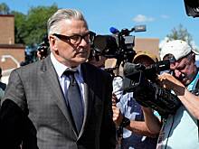 Алек Болдуин пригрозил сломать шею комику из-за Трампа