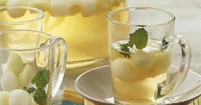 Диетолог рассказала, помогает ли напиток с мелиссой похудеть