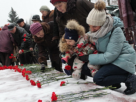 Жители ВАО приняли участие в возложении цветов к Вечному огню в Измайловском парке