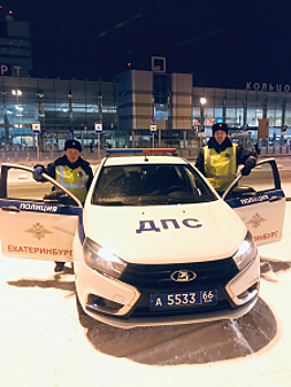 Сотрудники ГИБДД Екатеринбурга сопроводили в больницу автомобиль с ребёнком, которому срочно требовалась медицинская помощь