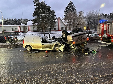 В Новосибирске внедорожник Toyota рухнул на кабину Lada Largus