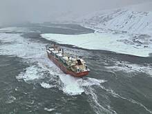 У севшего на мель на Сахалине китайского сухогруза нашли две пробоины