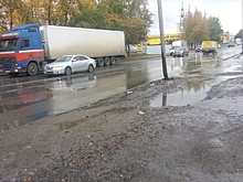 «Дышать просто нечем»: на Эльмаше вода из канализации затопила дорогу