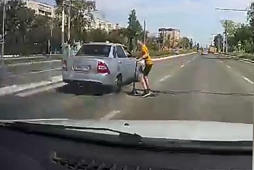 В Оренбурге оштрафовали водителя, который чуть не сбил подростка на переходе