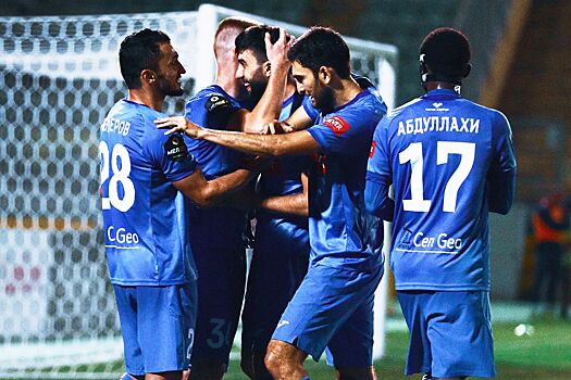 Во время матча студенческого баскетбола игрок получил удар в лицо и тут же ответил тем же