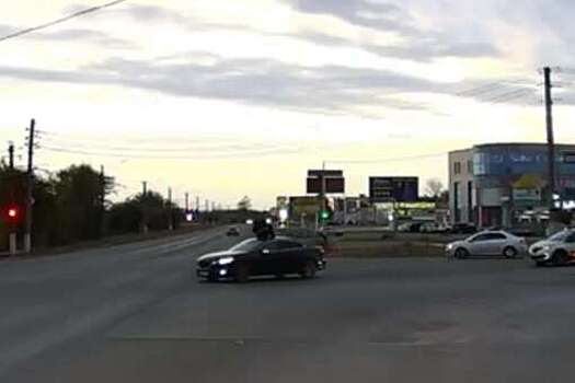 В Орске мужчина ехал по улице верхом на автомобиле