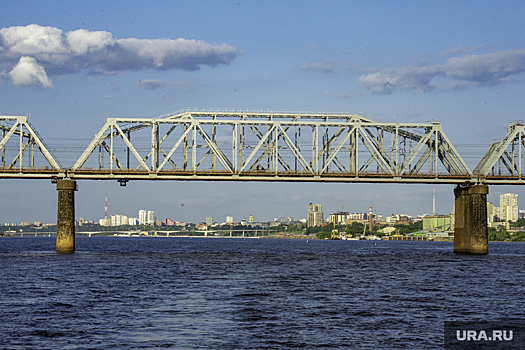 В Перми со дна Камы достали затонувший корабль
