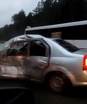 Renault врезался в автобус: водитель машины погиб