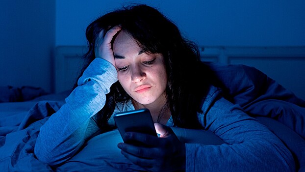 Врач рассказал, как использование телефона вечером разрушает здоровье кожи