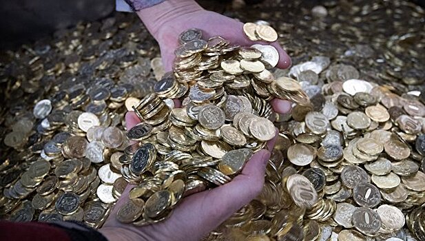 Российскому врачу выдали зарплату монетами в мешках