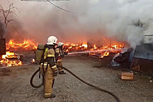 Площадь пожара на складе в Ростовской области увеличилась