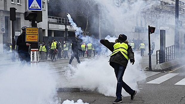 "Желтые жилеты" подожгли вход в Банк Франции в Руане