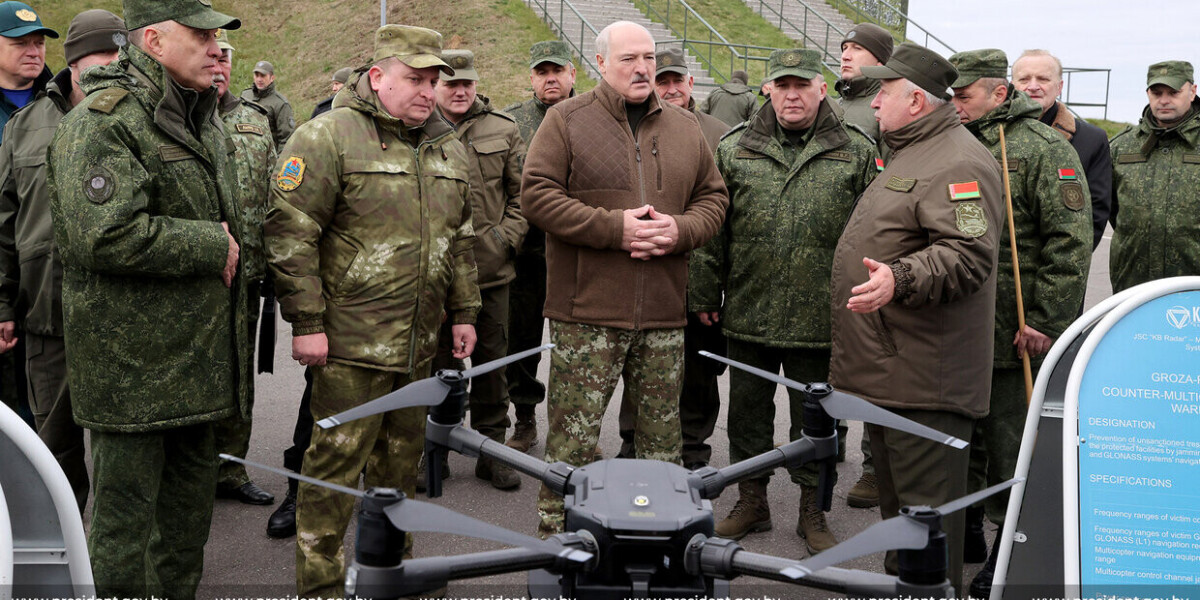 Лукашенко ознакомился с новинками военпрома