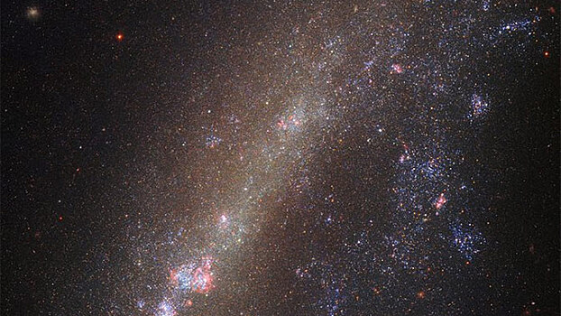 NASA показало «порванную» галактику