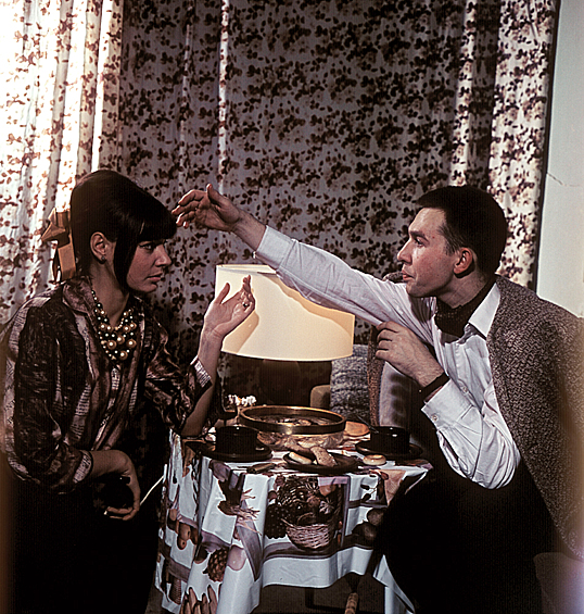Художник-модельер Вячеслав Зайцев и манекенщица Регина Збарская во время обсуждения новых моделей, 1966 год