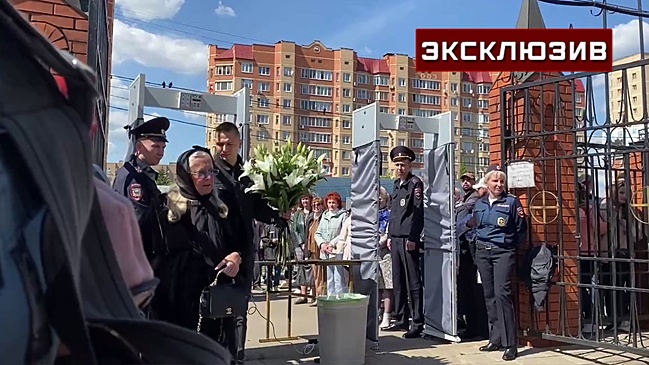 Жена Михалкова приехала на прощание с Зайцевым с букетом белых лилий