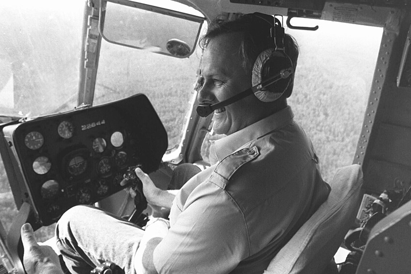 Мэр Санкт-Петербурга Анатолий Собчак за штурвалом вертолета во время облета области, 1992 год