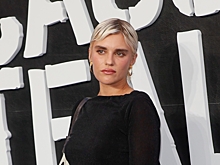 Популярная модель пришла на показ в кольчуге