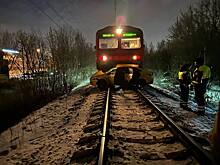 Такси с пассажиром попало под электричку в Подмосковье