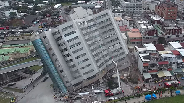 Землетрясение на Тайване: поиски людей продолжаются