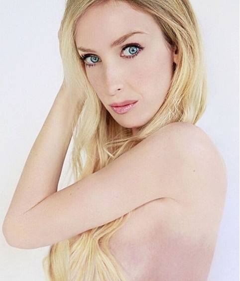 Одна половина тела девушки имеет аллергии на определенные вещества, а другая — нет. Тейлор приходится постоянно принимать лекарства и различные витамины для уравновешивания борющихся клеток. Но она все равно очень часто чувствует себя неважно и даже подавленно. 