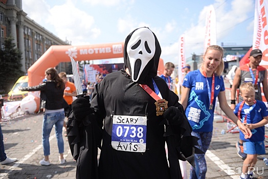 «Маска шаталась, стёр нос в кровь»: как парень в костюме маньяка из «Крика» пробежал 42 км на Урале