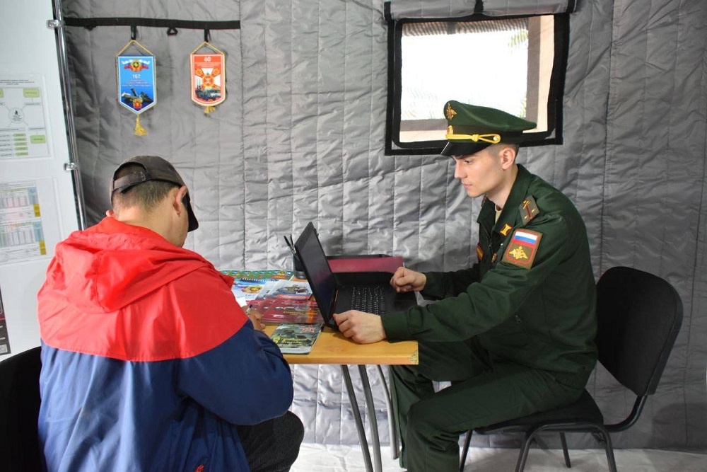 Астраханцы присоединились к акции «Военная служба по контракту — твой выбор!»