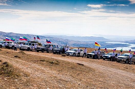 В Сулакском каньоне стартовал автопробег «Белые журавли»