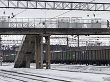 В Екатеринбурге иномарка врезалась в барьер на железнодорожном переезде