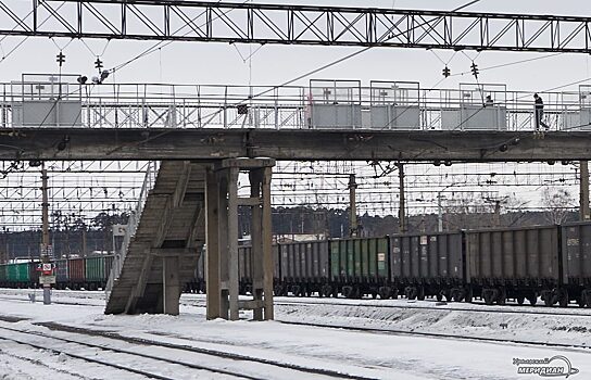 В Екатеринбурге иномарка врезалась в барьер на железнодорожном переезде