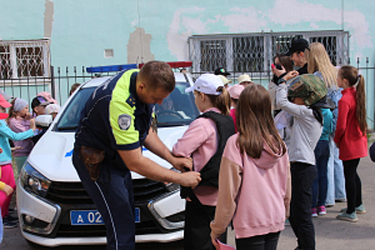 В Новгородской области полицейские и общественники поздравили гимназистов с Днём России