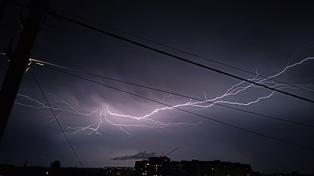 Саратовцы запечатлели эпичную «бесшумную» грозу над городом. Подборка фото и видео