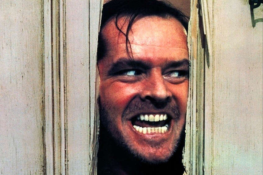 «Сияние» (The Shining), 1980 Сам Стивен Кинг не любит эту экранизацию Стэнли Кубрика, но не признать гений режиссера невозможно. Постановщик сделал ставку на скрытое — то, что таится в самых глубинах человеческой психики, — и не прогадал. Кубрик увидел в сюжете в большей степени семейную драму и в меньшей — пугающий триллер. Примечательно, что именно после выхода фильма на экраны роман стал культовым, а образы из сюжета Кинга прочно вошли в массовую культуру именно в трактовке Кубрика