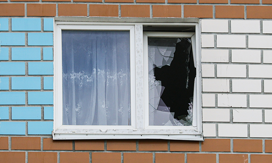 Разбитое окно в многоэтажном жилом доме №96 корпус 1 на Профсоюзной улице, который был атакован беспилотным летательным аппаратом