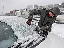 Как растопить лед на машине: чистим лобовое стекло правильно