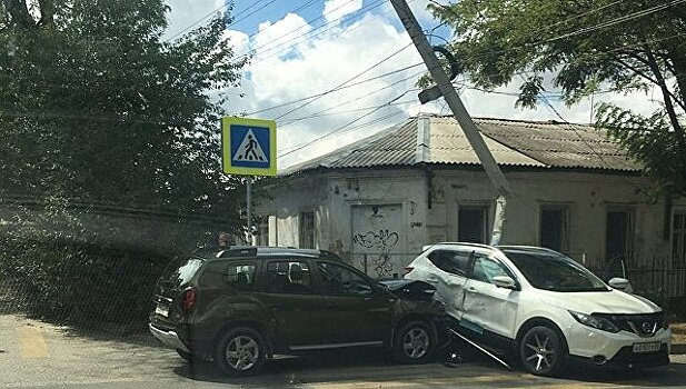В Симферополе внедорожник снес опору ЛЭП