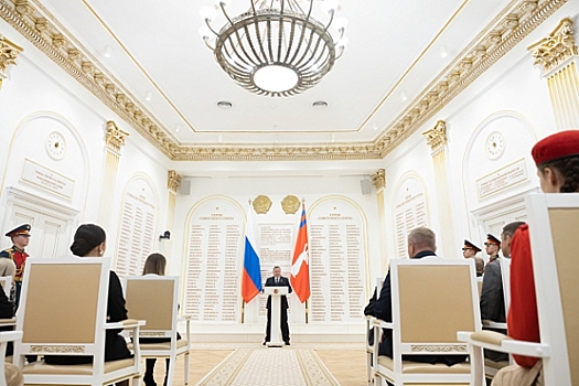 Андрей Бочаров передал награду погибшего Героя России Подшибякина его семье