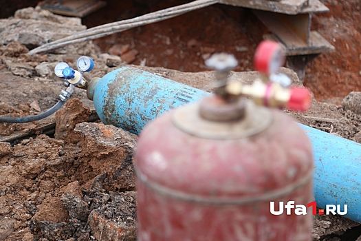 Третий прорыв за сутки: в Уфе из под земли снова бьет вода