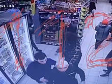 Драка грабителей и продавщицы «Дикси» за три шоколадки попала на видео