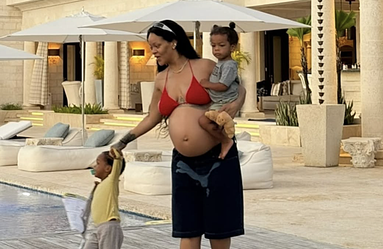 Рианна намекнула на четвертую беременность